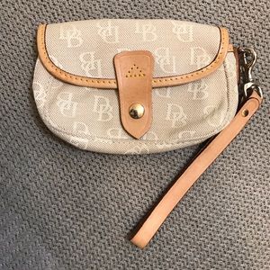 ♥️Dooney & Bourke Vintage Logo Wristlet